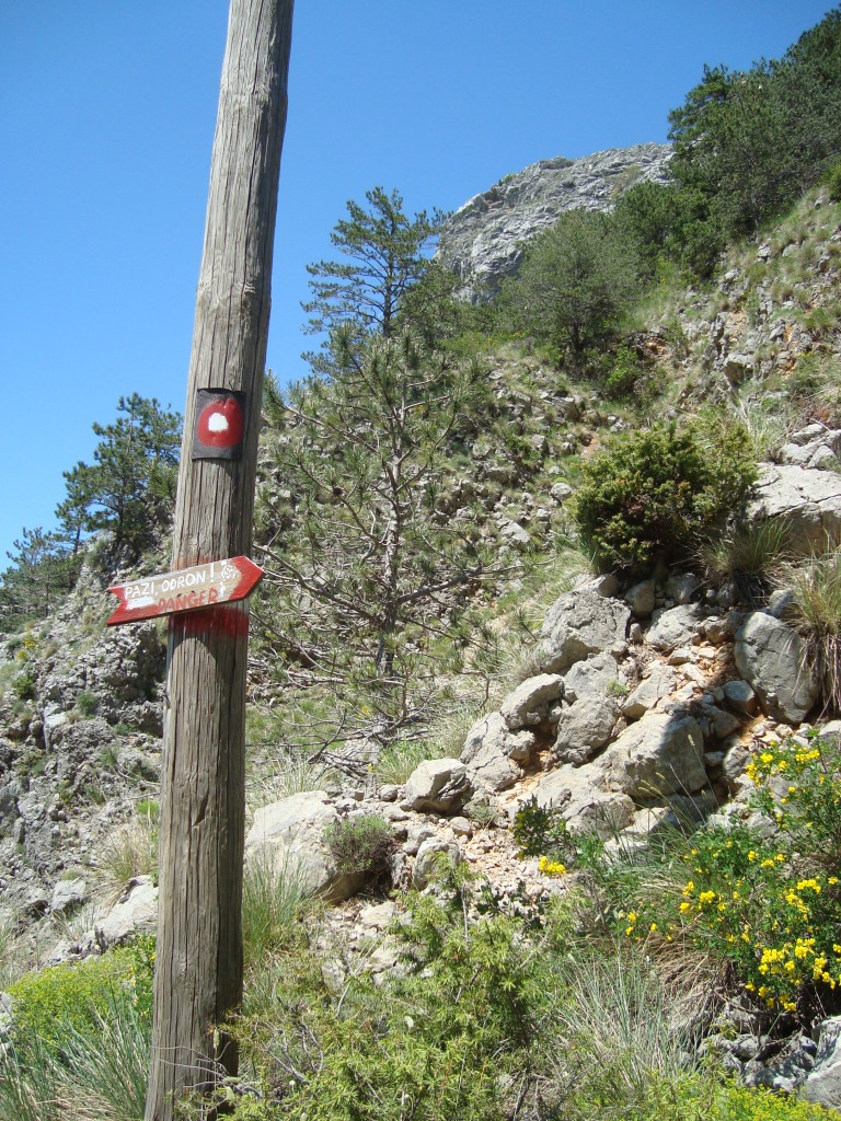 The sign reads "Careful, escarpment!"